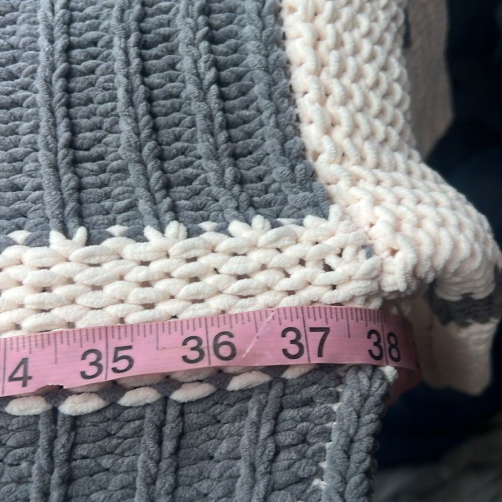POL Women's V-Neck Sweater in Gray and Cream - Picture 7 of 9